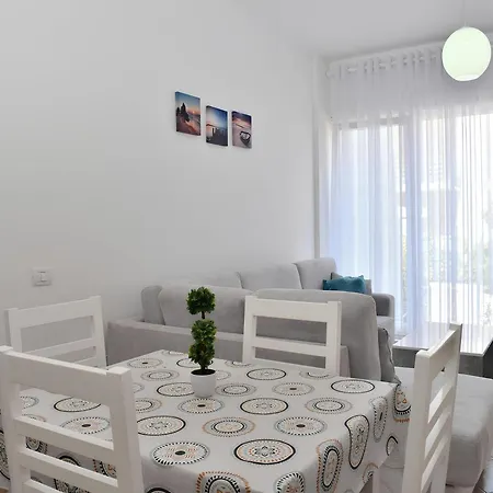 Apartment In Lalzit Bay Near Sandy Beach Appartamento *