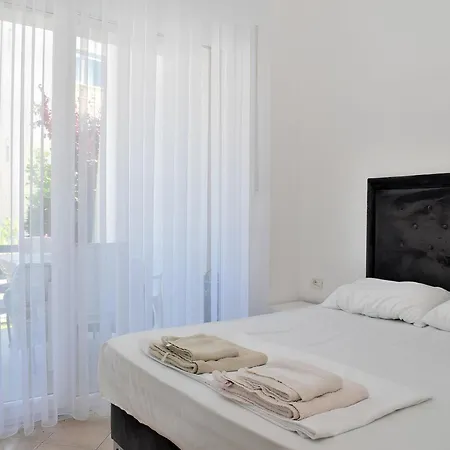 Apartment In Lalzit Bay Near Sandy Beach Appartamento