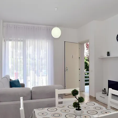 Apartment In Lalzit Bay Near Sandy Beach Appartamento *